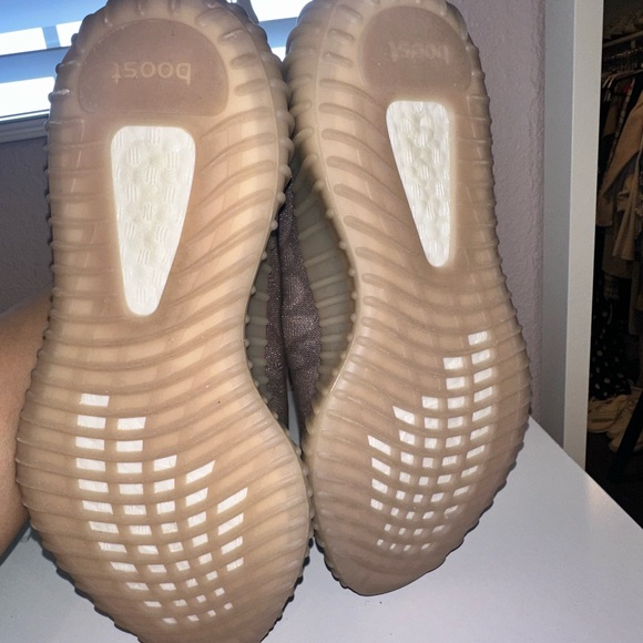 Yeezy 350 Boost V2 - Picture 3 of 6